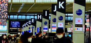 coronavirus-airport-people-wearing-masks